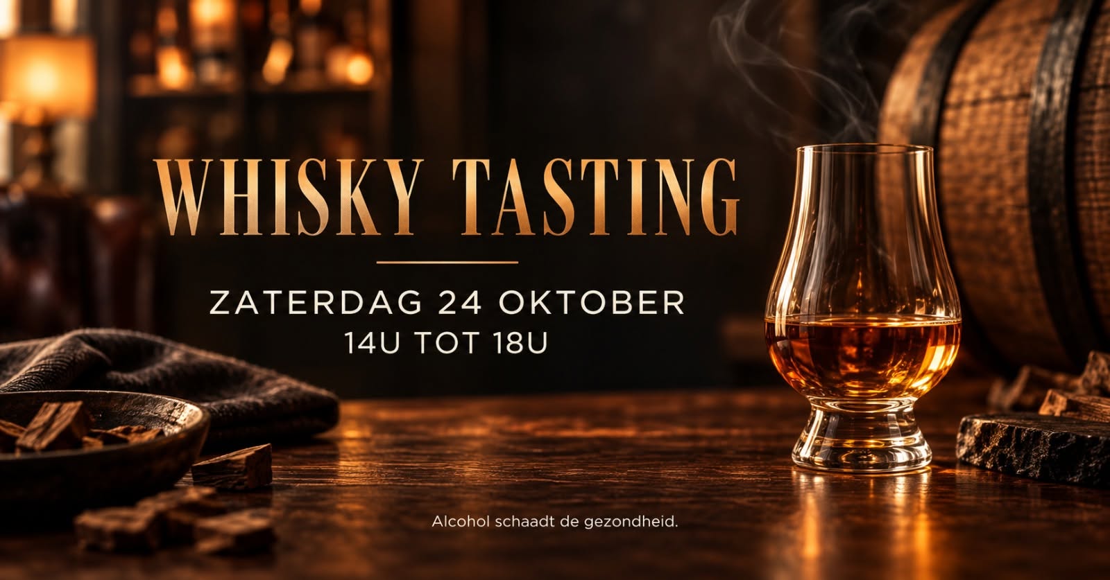 Aankondiging Whisky Tasting, zaterdag 24 oktober, 14u tot 18u: glas whisky met rokerige damp naast een eikenhouten vat, ijsblokjes en flessen op de achtergrond